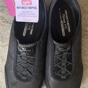 Skechers Women’s Black Relaxed Fit Sneakers